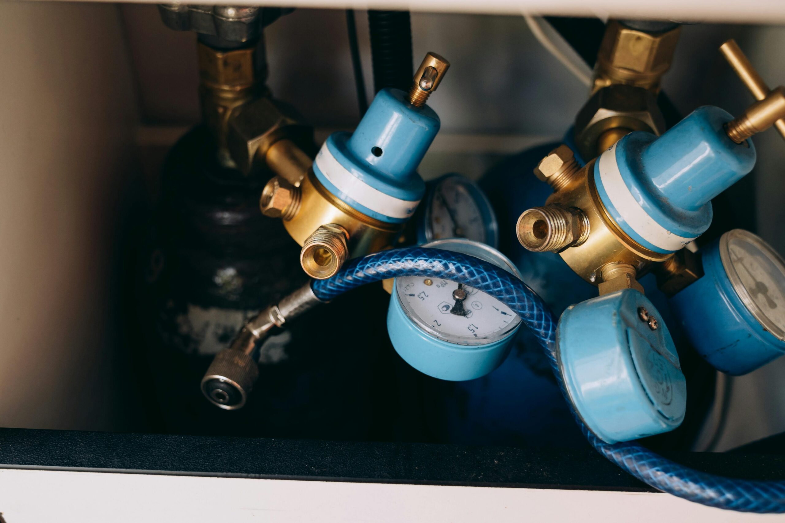 Cleaning and maintenance of biomass heating system components